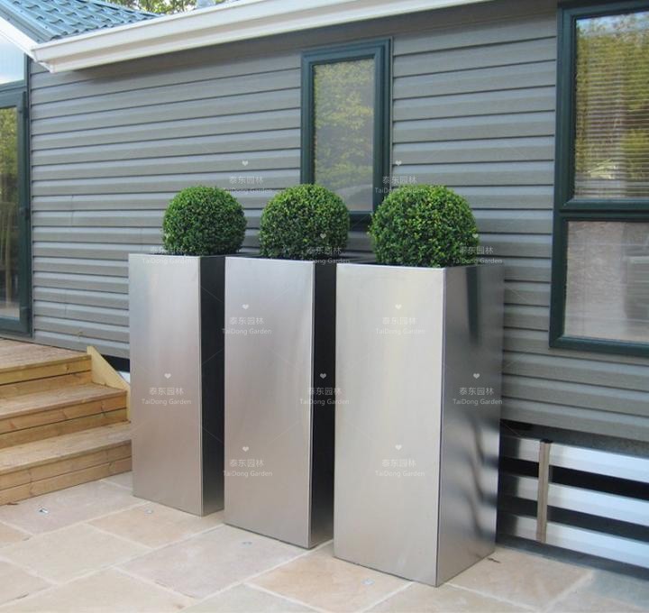 1676511496621760.jpg v2-43641e88727a68da76cb50010a794822_r.jpg