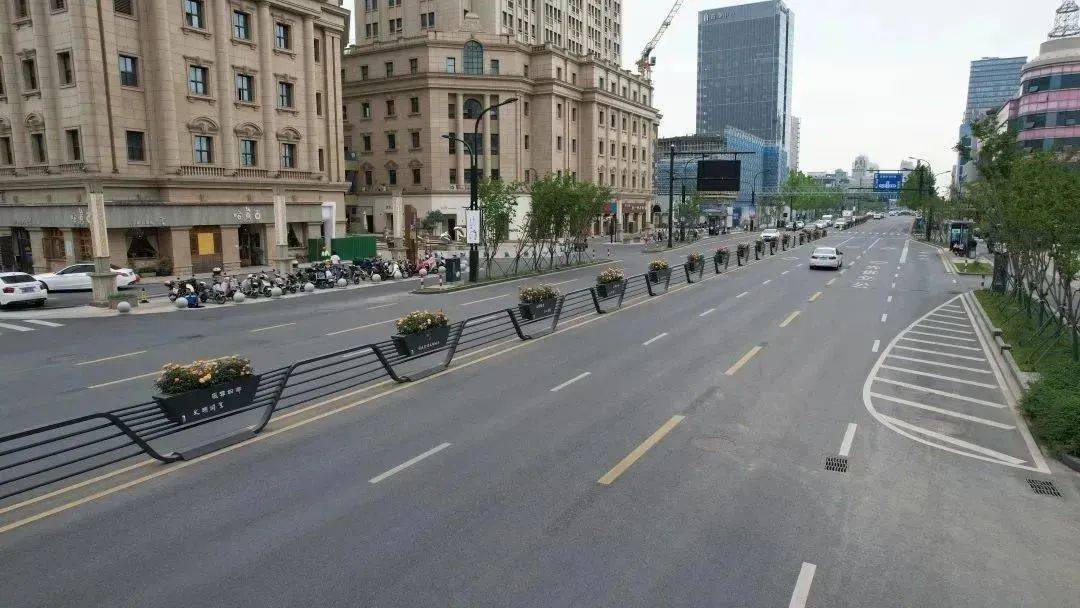 1689120870654466.jpeg 花箱